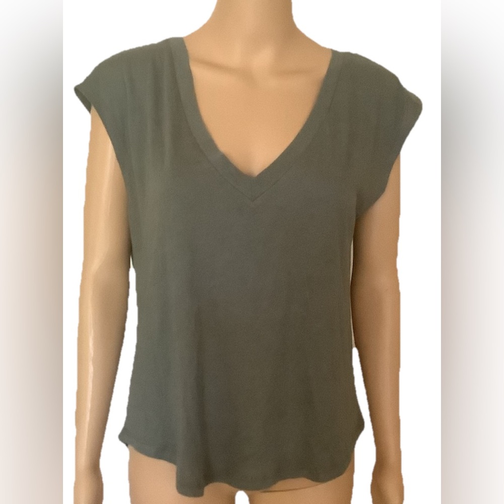 Chaser top women’s size Small v- neck new